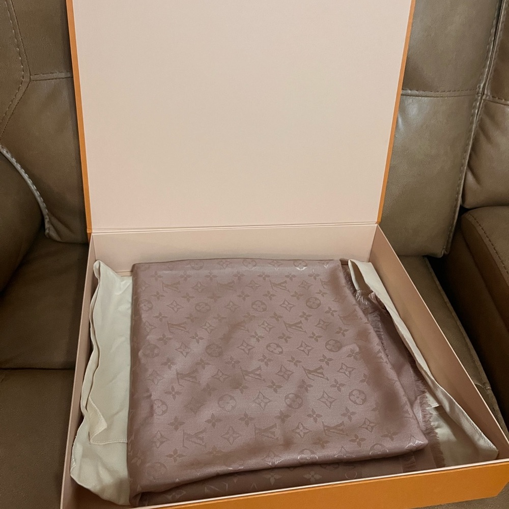 Louis Vuitton monogrammed classic shawl/scarf KRAFT - Picture 4 of 4